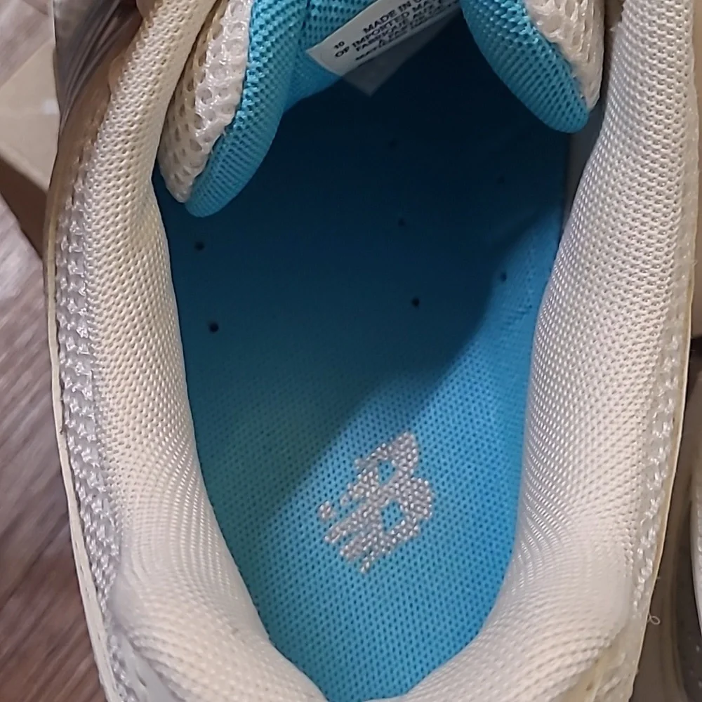 New Balance White and Sky Blue Athletic Shoes for women zise 10 used good condit